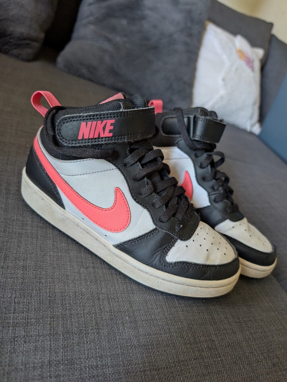 Nike Girls Youth Size 4 Shoes!